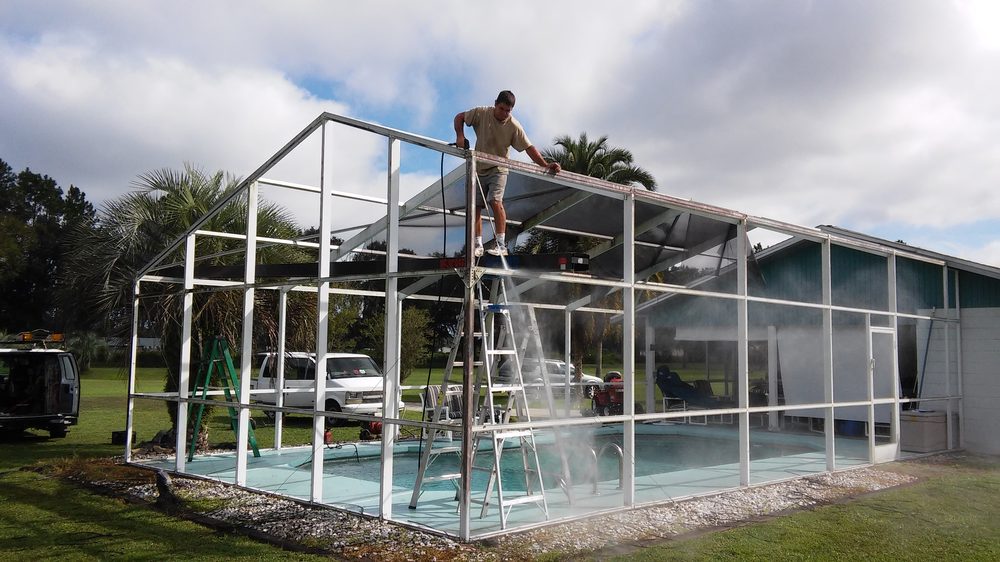 Beautiful screen pool enclosure in Tampa Bay